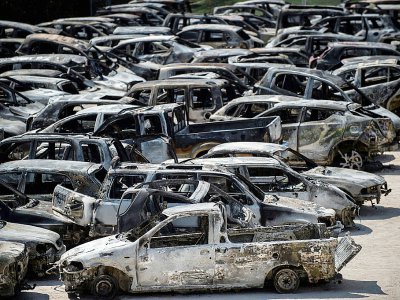 Des voitures calcinées, à Rafina, près d'Athènes, le 26 juillet 2018 - ANGELOS TZORTZINIS [AFP]