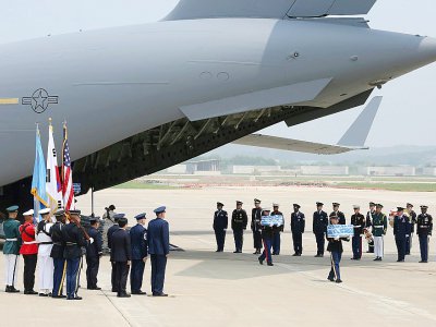 Une garde d'honneur de soldats américains accueille le retour de 55 dépouilles de soldats américains tués lors de la guerre de Corée, le 27 juillet 2018 sur la base aérienne sud-coréenne de Pyeongtaek. - Ahn Young-joon [POOL/AFP]