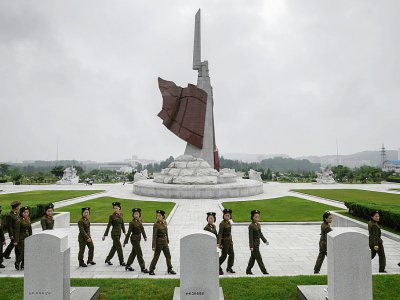 Des militaires nord-coréennes se recueillent dans le cimetière de Pyongyang dédié aux soldats tués pendant la guerre de Corée. - Ed JONES [AFP]