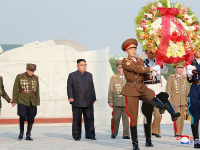Le dirigeant nord-coréen Kim Jong Un s'est rendu le 26 juillet 2018 au "cimetière des  martyrs de la Grande guerre de libération de la mère patrie", nom donné au Nord à la guerre de Corée, pour le 65e anniversaire de l'armistice. AFP PHOTO/KCNA VIA K - KCNA VIA KNS [KCNA VIA KNS/AFP]