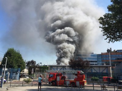 Un transformateur électrique de RTE à Issy-les-Moulineaux a pris feu, coupant l'alimentation des stations électriques de la SNCF, le 27 juillet 2018 - Stéphane DELFOUR [AFP]