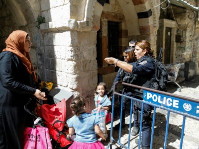 Des membres de la police israélienne empêchent l'accès à l'esplanade des Mosquées le 27 juillet 2018 - Ahmad GHARABLI [AFP]
