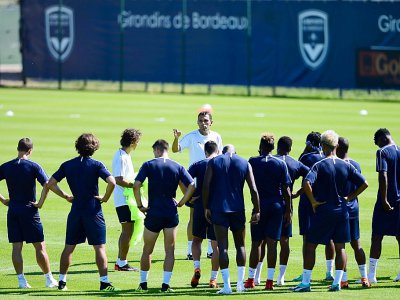 Le nouvel entraîneur des Girondins de Bordeaux, l'Uruguayen Gustavo Poyet (c) au milieu de ses joueurs à l'entraînement, le 29 juin 2018 au Haillan, près de Bordeaux - Nicolas TUCAT [AFP/Archives]