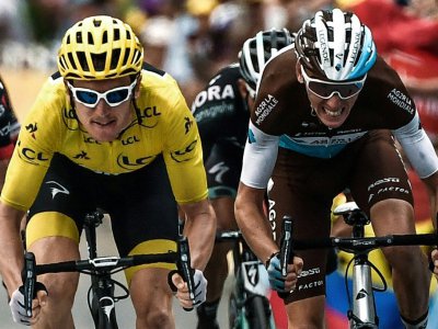Le maillot jaune gallois Geraint Thomas (g) et le Français Romain Bardet, respectivement 2e et 3e de la 19e étape du Tour de France, le 27 juillet 2018 à Laruns - Marco BERTORELLO [AFP]