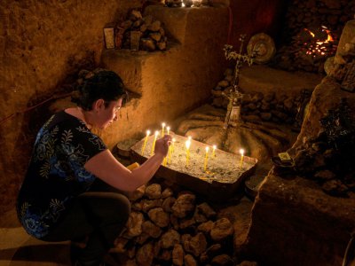 Dans le labyrinthe d'Arinj en Arménie, bougies et autel parsèment le parcours des touristes - KAREN MINASYAN [AFP/Archives]