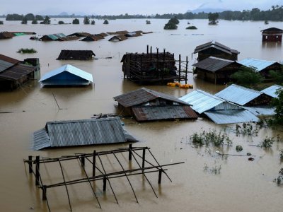 L'eau est montée jusqu'aux toits de ces maisons de l'état Karen, en Birmanie, le 28 juillet 2018 - SAW KYAW SAN OO [AFP]
