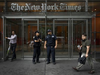 Des policiers postés devant le siège du New York Times le 28 juin 2018 à Manhattan, après une attaque mortelle contre un journal à Annapolis (Maryland) - Drew Angerer [GETTY IMAGES NORTH AMERICA/AFP/Archives]