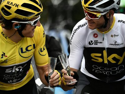 Le maillot jaune gallois Geraint Thomas et son coéquipier chez la Sky Chris Froome lors de la 21e et dernière étape du Tour de France entre Houilles et Paris, le 29 juillet 2018 - Marco BERTORELLO [POOL/AFP]