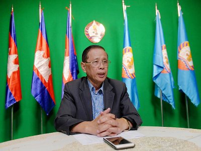 Sok Eysan, porte-parole du Parti du peuple cambodgien (PPC), annonce que la formation du Premier ministre Hun Sen a remporté "tous les sièges à travers le pays", le 30 juillet 2018 à Phnom Penh - TANG CHHIN Sothy [AFP]