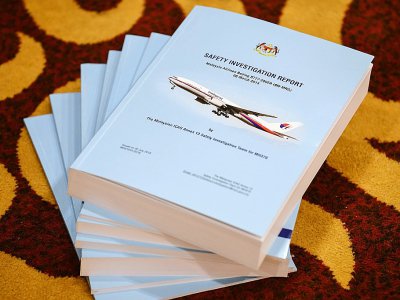 Des copies d'un rapport d'enquête sur la disparition inexpliquée en 2014 de l'avion de Malaysian Airlines (vol MH370) à Putrajaya, en Malaisie, le 30 juillet 2018 - Mohd RASFAN [AFP]