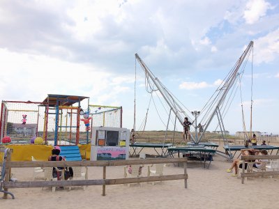 Les trampolines géants et les jeux pour enfants aux abords de la plage. - CS