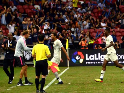 Virgiliu Postolachi (c) buteur pour le Paris Saint-Germain à Singapour en match amical face à l'Atlético Madrid le 30 juillet 2018 - Roslan RAHMAN [AFP]