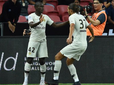 Moussa Diaby (g) buteur pour le Paris Saint Germain en match amical face à l'Atlético Madrid à Singapour le 30 juillet 2018 - Roslan RAHMAN [AFP]
