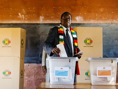 Le président du Zimbabwe Emmerson Mnangagwa glisse son bulletin dans l'urne à Kwekwe, lors des élections générales, le 30 juilelt 2018. - Jekesai NJIKIZANA [AFP]