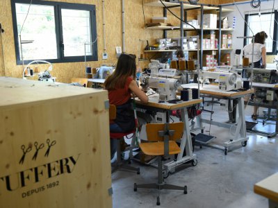 Les employés travaillent dans l'atelier Tuffery à Florac le 26 juillet 2018 - SYLVAIN THOMAS [AFP]