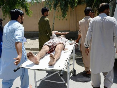 Un blessé afghan est transporté sur un brancard, près du lieu d'une nouvelle attaque commise le 31 juillet 2018 à Jalalabad. - NOORULLAH SHIRZADA [AFP]