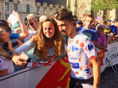 Bain de foule pour le nouveau chouchou du cyclisme français, Julian Alaphilippe et son maillot de meilleur grimpeur du Tour de France 2018. - Sylvain Letouzé