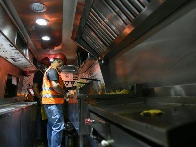 Depuis que Bader al-Ajmi,  propriétaire du "One Way Burger", a lancé son affaire, opérer un camion-restaurant a acquis une certaine respectabilité - FAYEZ NURELDINE [AFP/Archives]