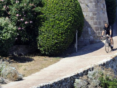 L'ancien président français Nicolas Sarkozy sort à vélo du fort de Brégançon où il passe ses vacances le 23 juillet 2011 - ANNE-CHRISTINE POUJOULAT [AFP/Archives]