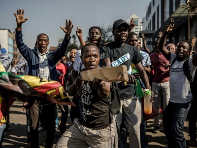 Des partisans de l'opposition au Zimbabwe défilent dans les rues d'Harare, le 1er août 2018. - Luis TATO [AFP]