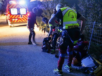 Des gendarmes et des pompiers arrivent au canyon de Zoicu, à Soccia (Corse-du-Sud) où quatre pratiquants de canyoning, dont un enfant, sont morts et un autre était toujours porté disparu le 1er août 2018 - PASCAL POCHARD-CASABIANCA [AFP]