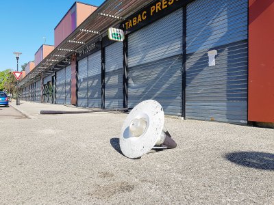 Stigmate de la violence de la rixe : un lampadaire brisé devant le centre commercial de Perseigne. - Eric Mas