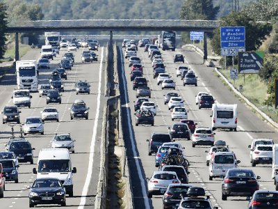 Trafic chargé sur l'autoroute A7 entre Vienne et Valence, le 12 août 2017 - PHILIPPE DESMAZES [AFP/Archives]