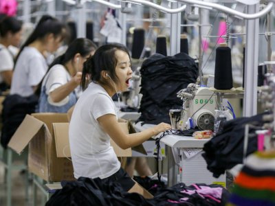 Des employés à l'oeuvre le 2 août 2018 dans une usine de maillots de bain à Yinglin, en Chine - STR [AFP]