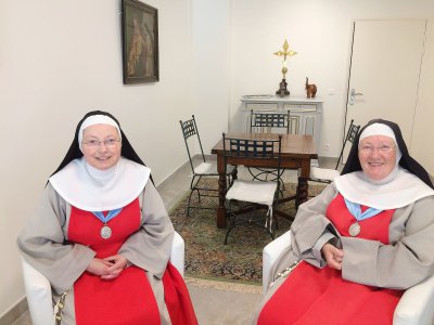 À gauche, Sœur Marie de la Croix, la Sœur Supérieure et à droite la Sœur qui s'occupe d'accueillir les visiteurs. - CS