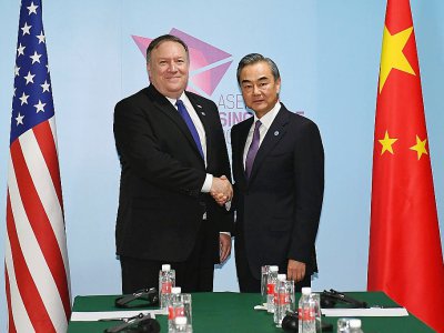 Le secrétaire d'Etat américain Mike Pompeo (g) et le ministre chinois des Affaires étrangères Wang Yi (d) lors du sommet de l'Asean, le 4 août 2018 à Singapour - MOHD RASFAN [POOL/AFP]