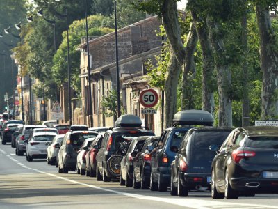 File de voitures ralenties ou à l'arrêt entre Villefranche de Lauragais et Toulouse, le 4 août 2018 - REMY GABALDA [AFP]