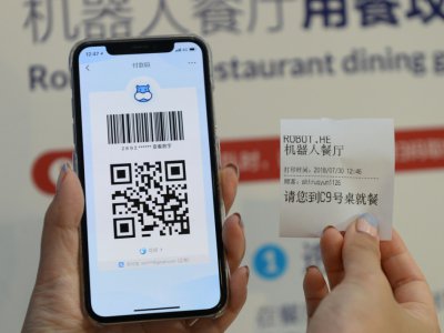 Un code QR sur un smartphone pour réserver et payer au restaurant Robot.He, le 30 juillet 2018 à Shanghai, en Chine - - [AFP]