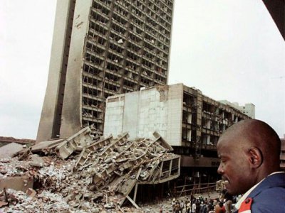 Devant l'ambassade américaine à Nairobi, au lendemain de l'attentat du 7 août 1998 qui a fait 213 morts et plus de 4.000 blessés - ALEXANDER JOE [AFP/Archives]