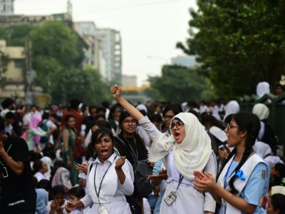 Des étudiants manifestent à Dacca après la mort de deux jeunes percutés par un bus qui roulait trop vite, le 4 août 2018 au Bangladesh - MUNIR UZ ZAMAN [AFP]
