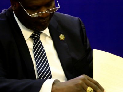 Le chef des rebelles du Soudan du Sud Riek Machar signe un accord de partage du pouvoir le 5 août 2018 à Khartoum - ASHRAF SHAZLY [AFP]