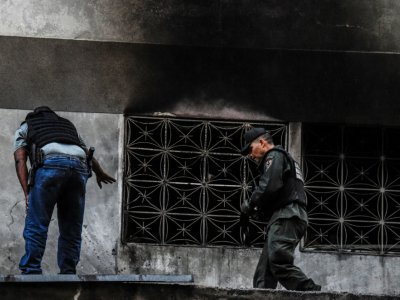 Des membres des forces de sécurité inspectent un immeuble après une tentative d'attentat contre le président vénézuélien Nicolas Maduro, le 5 août 2018 à Caracas - Juan BARRETO [AFP]