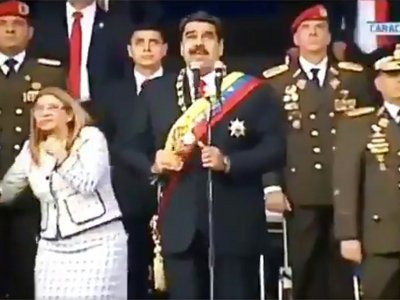 Capture d'image d'une vidéo de la télévision vénézuélienne montrant le président Nicolas Maduro et son épouse Cilia Flores (g), lors d'une cérémonie militaire, le 4 août 2018 à Caracas, au cours de laquelle le président est sorti indemne d'un attenta - HO [Télévision vénézuélienne/AFP]