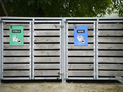 Des conteneurs enfermés dans des structures métalliques   ont remplacé les bennes municipales pour éviter que les ours farfouillent dans les poubelles, le 28 juin 2018 dans le village de Banja Loka, en Slovénie - Jure Makovec [AFP]
