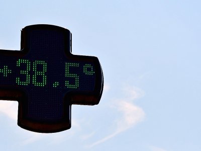 Un thermomètre sur la façade d'une pharmacie à Toulouse indique 38,5°C, le 6 août 2018 lors d'un épisode de canicule - PASCAL PAVANI [AFP]