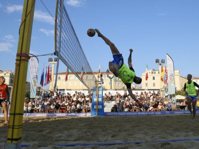 Le Brésilien Luciano (d) face au Corse Suisini lors de la Coupe du monde de foot-volley, le 3 août 2018 à Ajaccio - PASCAL POCHARD-CASABIANCA [AFP/Archives]