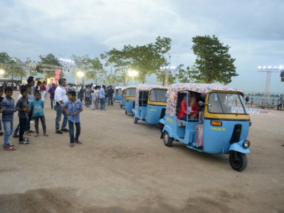 Des employés d'Ikea dans des rickshaws motorisés peints aux couleurs du groupe suédois pour faire sa promotion avant l'ouverture de son premier magasin en Inde, à Hyderabad, le 5 juillet 2018 - NOAH SEELAM [AFP/Archives]