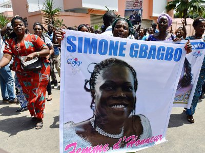 Des partisans de la "dame de fer" ivoirienne Simone Gbagbo, libérée mercredi,  8 août 2018 - ISSOUF SANOGO [AFP]