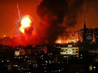 Une boule de feu dans le ciel de Gaza après un raid israélien le 8 août 2018 - MAHMUD HAMS [AFP]