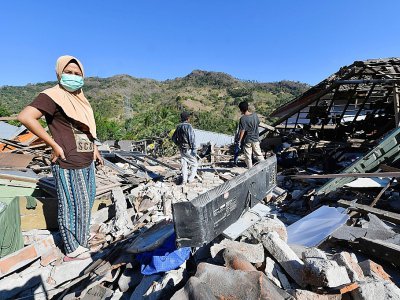 Des rescapés fouillent les décombres de leurs maisons à Menggala, au nord de Lombok en Indonésie le 08 août 2018 - ADEK BERRY [AFP]