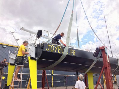 L'équipe de V1D2 et de Café Joyeux travaillent en collaboration sur le bateau. - CS