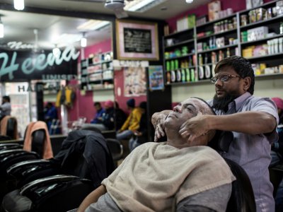 Un homme se fait masser le visage avec un masque contenant des produits blanchissants, dans un salon de beauté de Johannesbourg, en Afrique du Sud, le 03 juillet 2018 - GULSHAN KHAN [AFP/Archives]