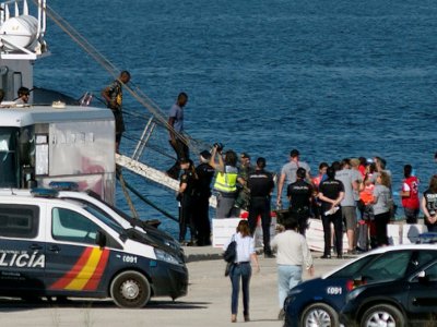 Des migrants débarquent du bateau de l'ONG Proactiva Open Arms à Algésiras, le 9 août 2018 - JORGE GUERRERO [AFP]