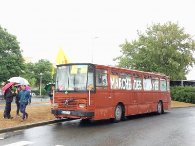 Le bus de la grande marche contre le nucléaire pour ceux qui veulent participer, sans se mouiller. - Charlotte Sebire