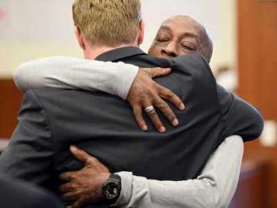 Le plaignant DeWayne Johnson tombe dans les bras de l'un de ses avocats à l'énoncé du verdict, le 10 août 2018, à San Francisco - JOSH EDELSON [AFP]
