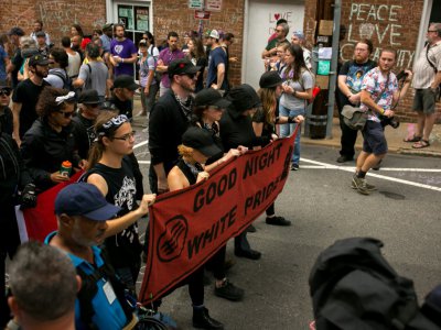 Des membres Antifa dans une rue de Charlottesville, le 11 août 2018 en Virginie, un après après la mort de Heather Heyer, manifestante antiraciste tuée dans des heurts avec des suprématistes blancs - Logan Cyrus [AFP]